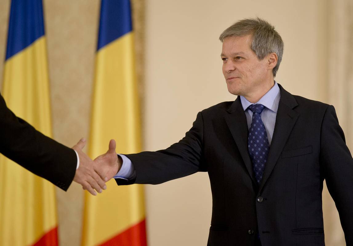 Bemutatta minisztereinek listáját Dacian Cioloş
