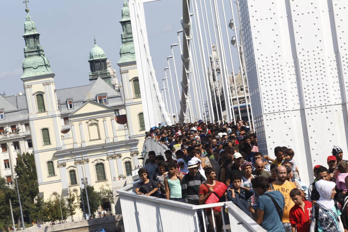Több száz migráns indult el gyalog a Keleti pályaudvarról