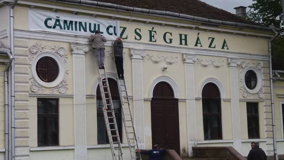 Letakarták a nagybaconi községháza feliratát