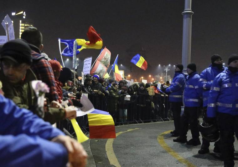 Két fronton zajlik a tüntetés Bukarestben – Johannis lemondását is kérik