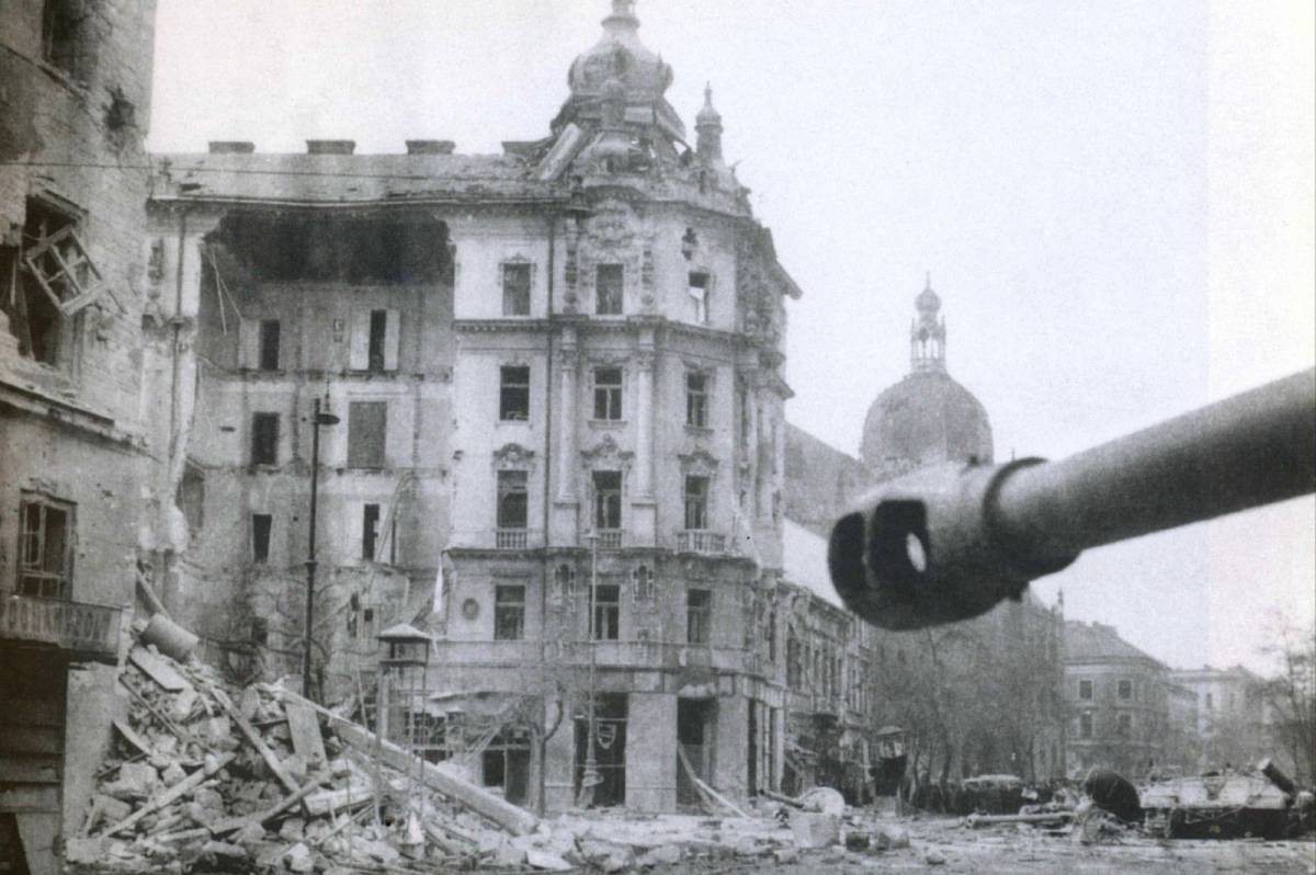 Diáktüntetéstől a szovjet hadsereg támadásáig – forradalmi napok krónikája
