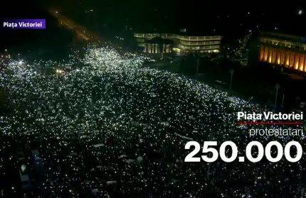 Így világít több mint százezer tüntető – videó