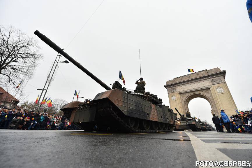 Katonai parádéval és tiszteletadással ünnepelték Románia nemzeti ünnepét Bukarestben
