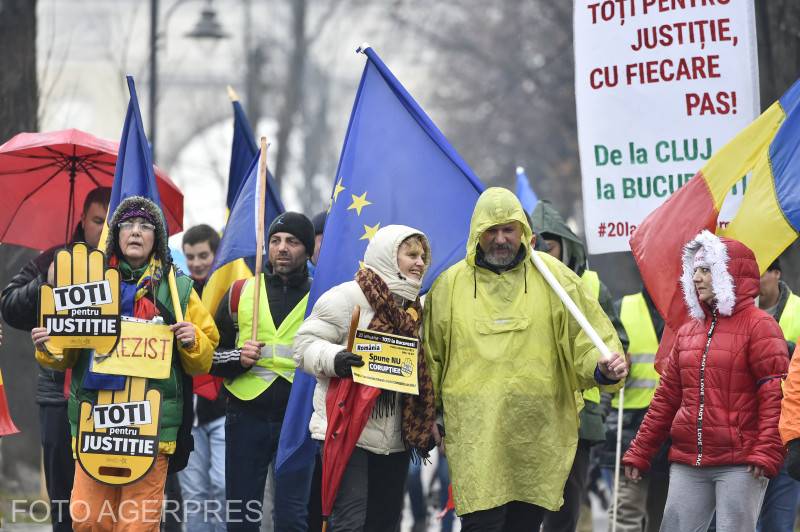 Már gyülekeznek a kormányellenes tüntetők Bukarestben