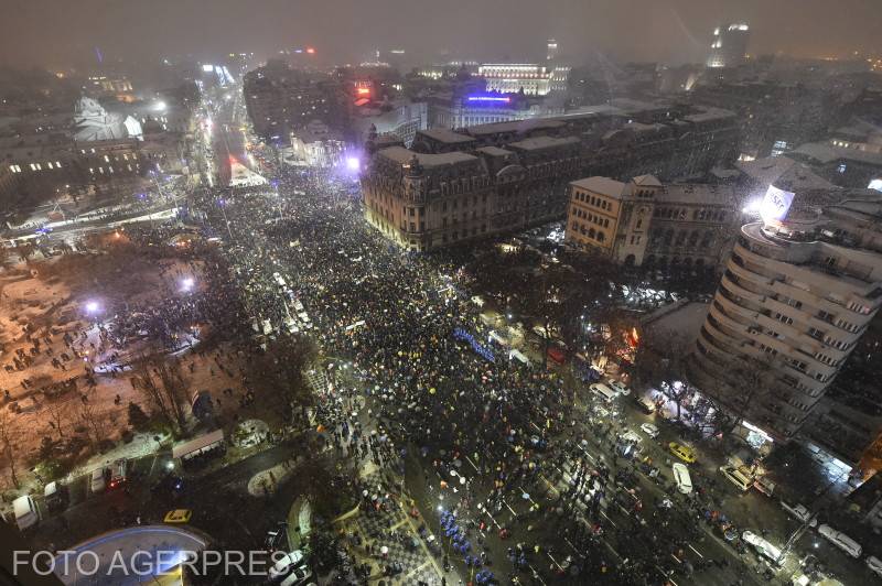 Több mint tízezren tüntetnek Bukarestben az igazságügyi törvények miatt