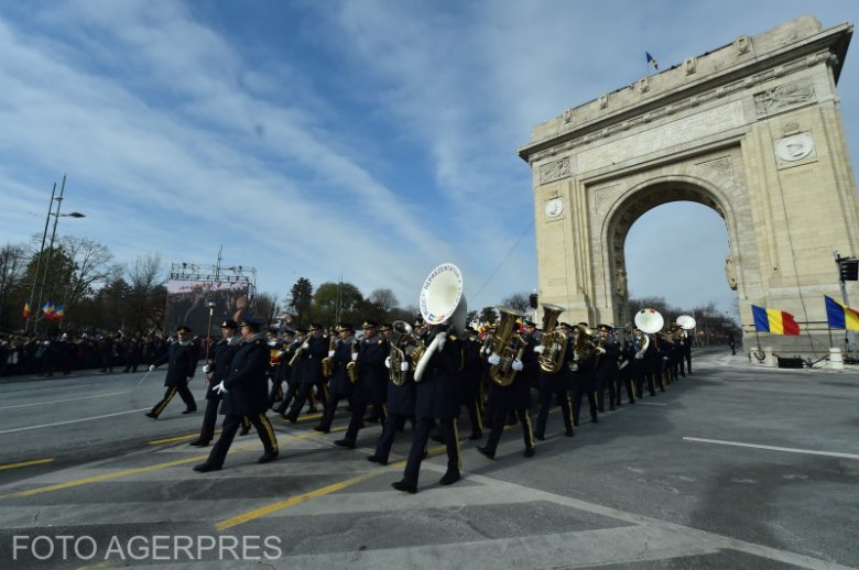 Román centenárium – katonai parádét tartottak a bukaresti Diadalívnél a nemzeti ünnep tiszteletére