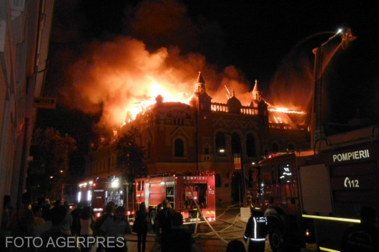 Tűz ütött ki a nagyváradi görögkatolikus püspöki palotában: a tetőtér és a felső szint teljesen leégett