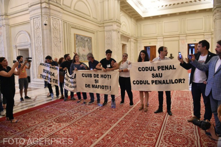 Ellenzéki aktivisták tüntettek a bukaresti parlament épületében