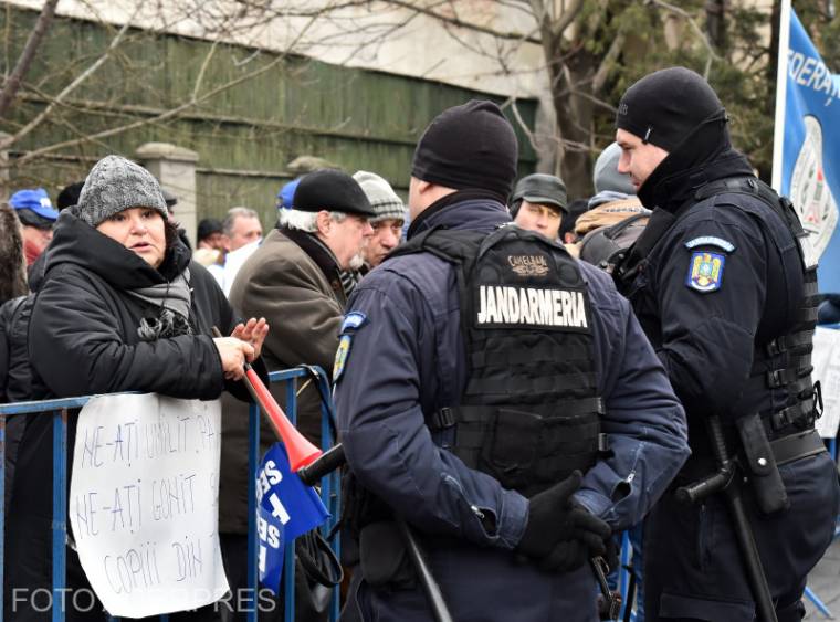 Sztrájkolnak a tanárok Bukarestben