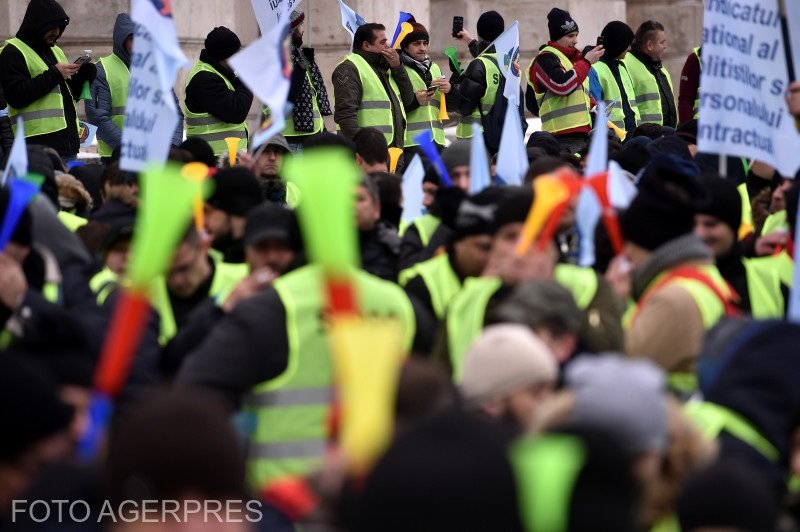 Az alacsony bérek és rossz munkakörülmények miatt tüntetnek a rendőrök és börtönőrök