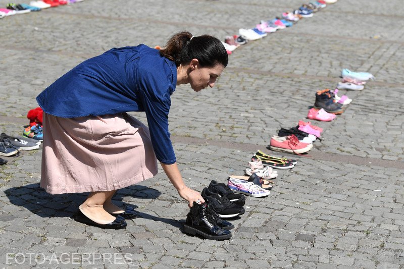 Cipőket helyeztek el a román belügyminisztérium épülete elé: az eltűnt gyerekek megoldatlan eseteire hívták fel a figyelmet