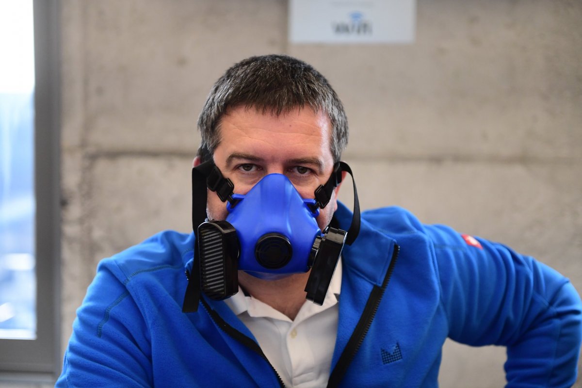 A szájmaszkok önkéntes viselésére szólította fel a cseheket a belügyminiszter