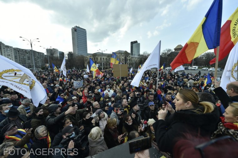 Maszk nélkül: tüntetéseket szerveztek Bukarestben a járvány miatt bevezetett korlátozások ellen