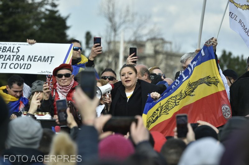 Maszk nélkül: tüntetéseket szerveztek Bukarestben a járvány miatt bevezetett korlátozások ellen