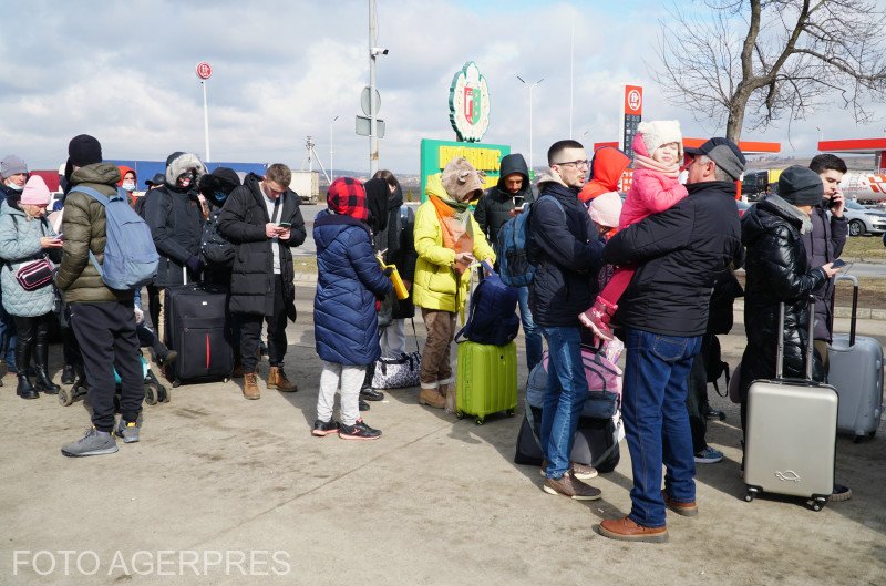 Sok kárpátaljai gyalogosan menekül át a magyar-ukrán határon a háború elől