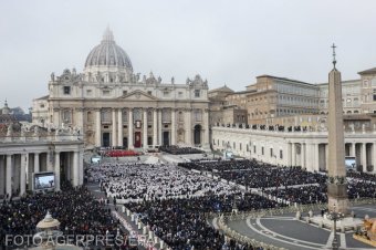 Hivatalban levő pápának kijáró ceremóniával vettek végső búcsút a volt egyházfőtől