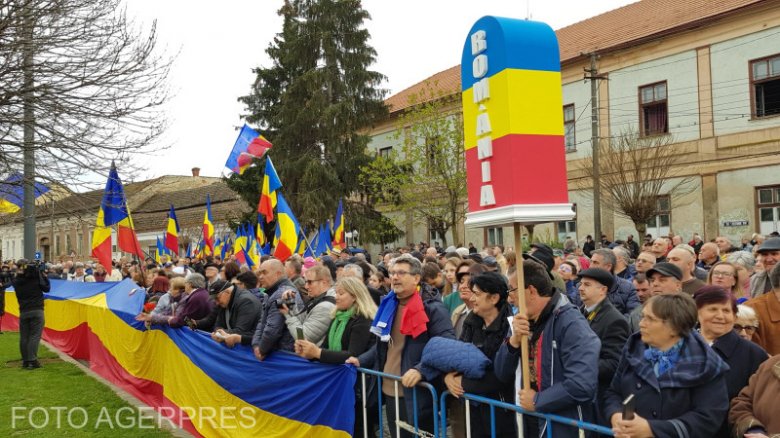 „Egyvalami örök: Erdély román föld!” – Kifütyülték a magyar államfőt a román tüntetők Nagykárolyban