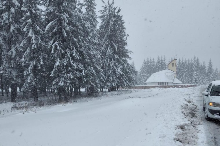 Több megyében is nehezíti a közlekedést a havazás, Gyilkostó üdülőtelepen több mint kétszáz háztartásban volt áramszünet