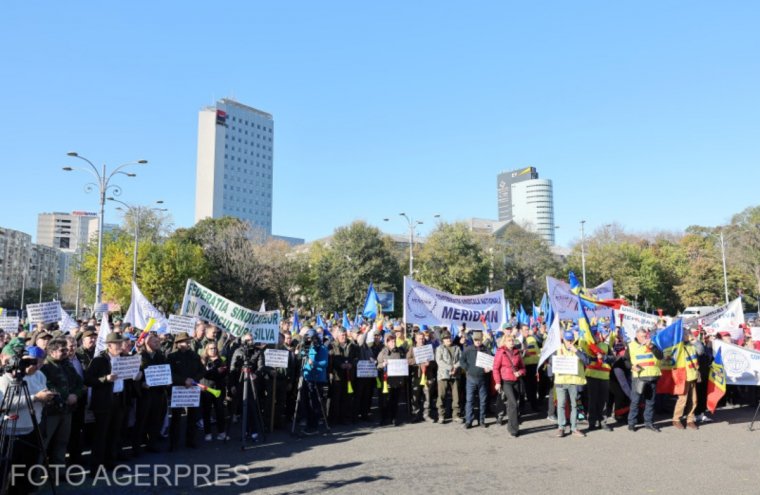 A nyugdíjtörvény és a megszorító költségvetés miatt tüntetnek Bukarestben