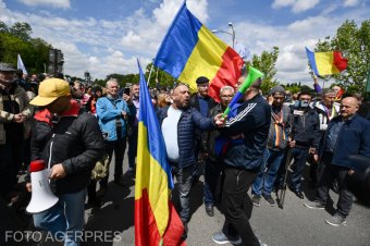 Büntetőeljárás indult a szerdai botrányos AUR-tüntetés miatt, megbírságolták Csoma és Orban bántalmazóit