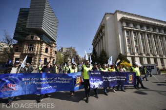 Magasabb bérekért tüntettek a rendőrök, börtönőrök és tartalékos katonák szakszervezetei  Bukarestben