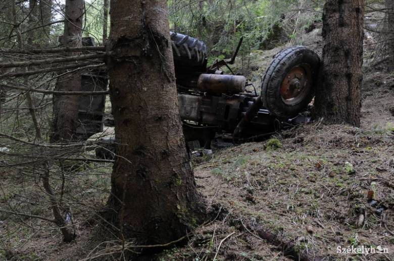 A felborult traktor alá szorult, életét vesztette egy tizenhat éves fiatal