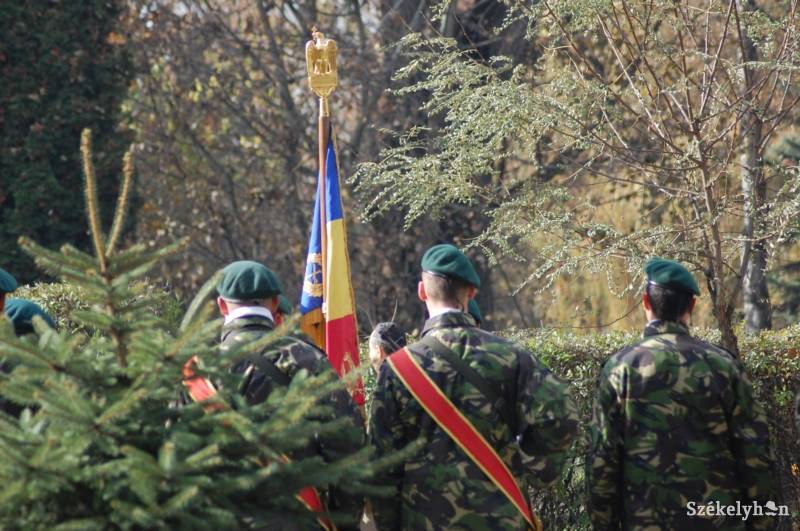 Jelképesen átkel a Kárpátokon a román hadsereg