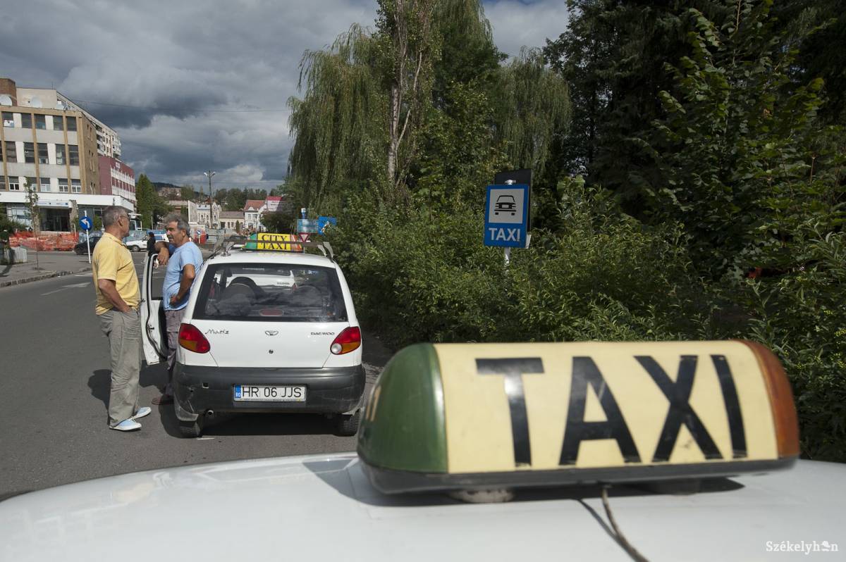 Lecsökkent utasforgalomra panaszkodnak a csíki taxisok