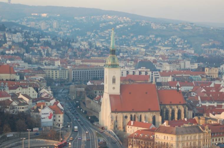 Ausztria, Lengyelország és Magyarország is kész segíteni a járvánnyal küzdő Szlovákiának