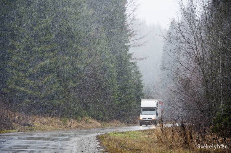 Erdély-szerte nagy mennyiségű csapadék várható szombaton, a hegyekben akár havas eső is lehet