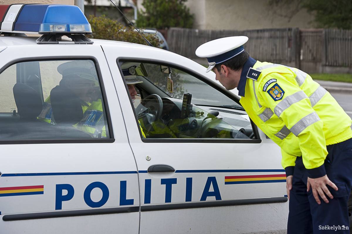 Biztonsági övet becsatolni, kihangosítót használni, alkoholt nem fogyasztani – autóvezetőket ellenőriz a rendőrség
