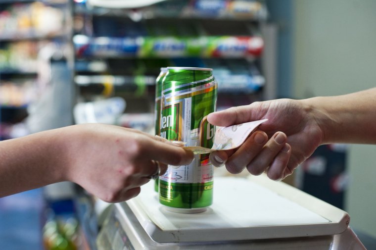 Felfüggeszthetik a kiskorúakat szeszes itallal kiszolgáló boltok tevékenységét