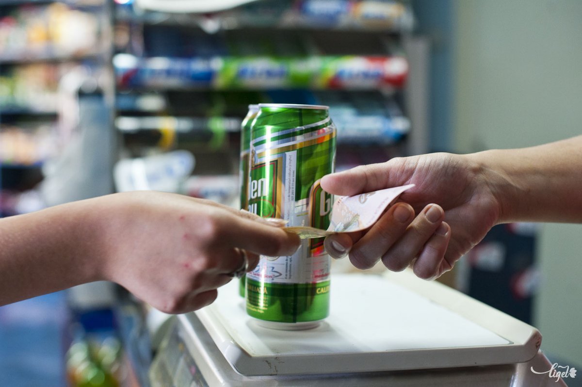 Felfüggeszthetik a kiskorúakat szeszes itallal kiszolgáló boltok tevékenységét