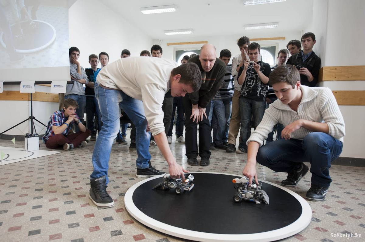 Robotprogramozó csapatok versenyeztek