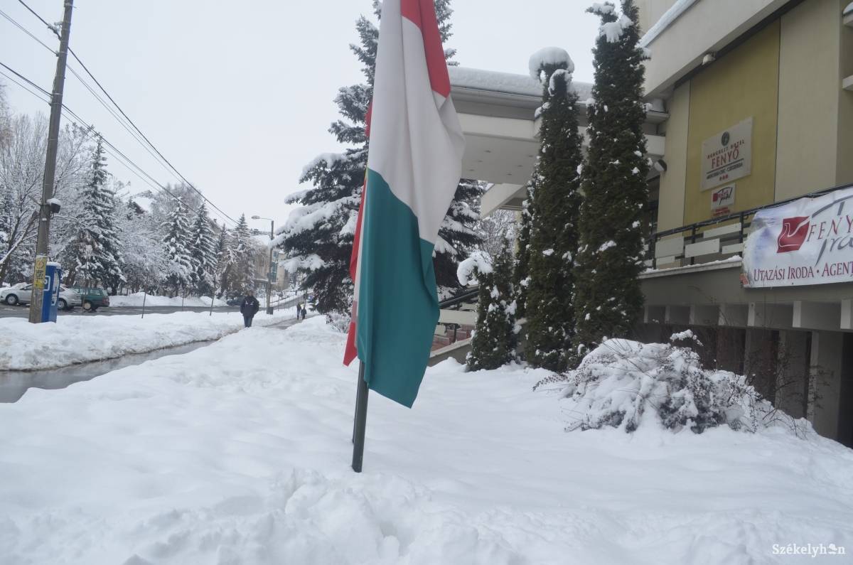 Letépték a magyar zászlót a Fenyő elől