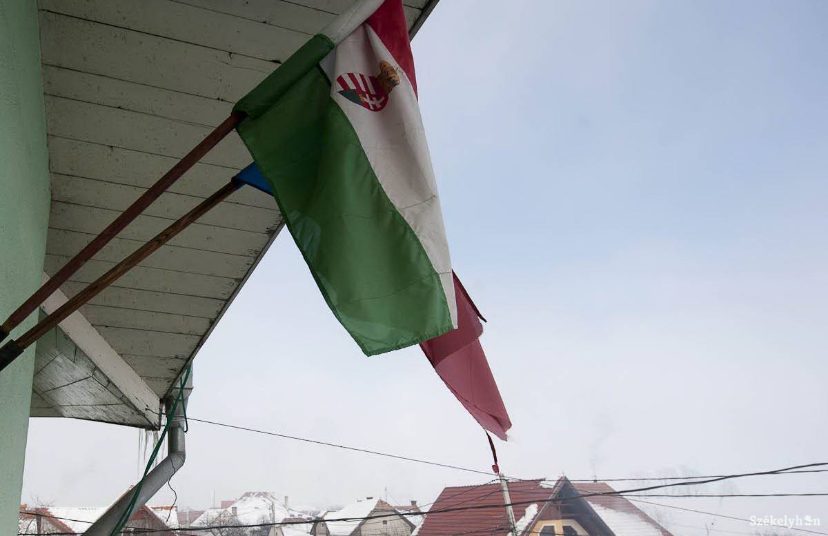 GYORSHÍR: Megbüntették Csíkmadaras polgármesterét a magyar zászló használata miatt
