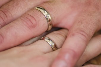 Fontosabb a karrier, mint a család: a romániai lakosok fele él házasságban, nő a válások száma