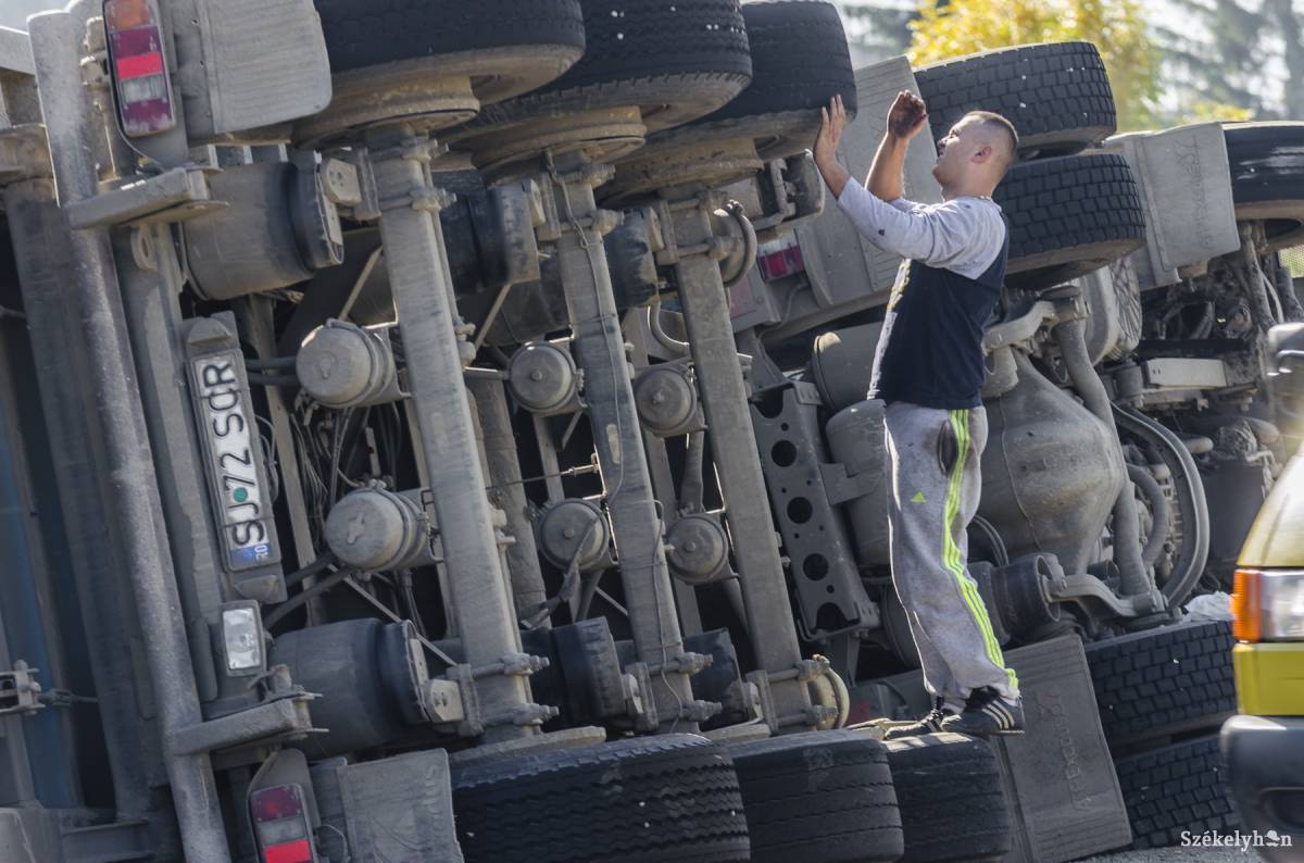 Üzemanyagot szállító kamion borult fel az A3-as autópályán – áll a forgalom
