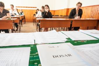 Több mint húsz részvevőt csalás miatt kizártak a pedagógusi versenyvizsgán