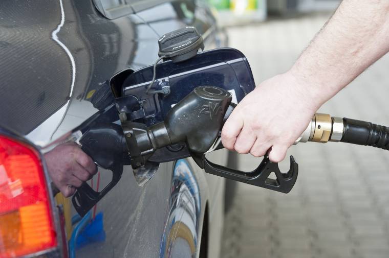 Vizsgálja a Versenytanács, hogyan drágulhatott negyven százalékkal az üzemanyag egy év alatt