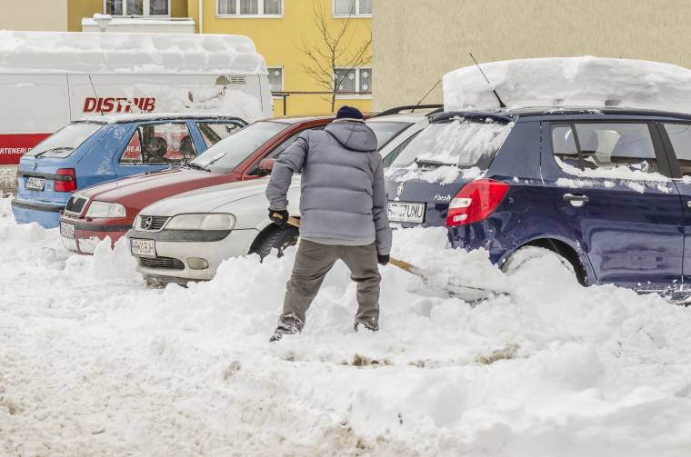 A szociális segélyben részesülők is segítenek a hóeltakarításban Csíkszeredában