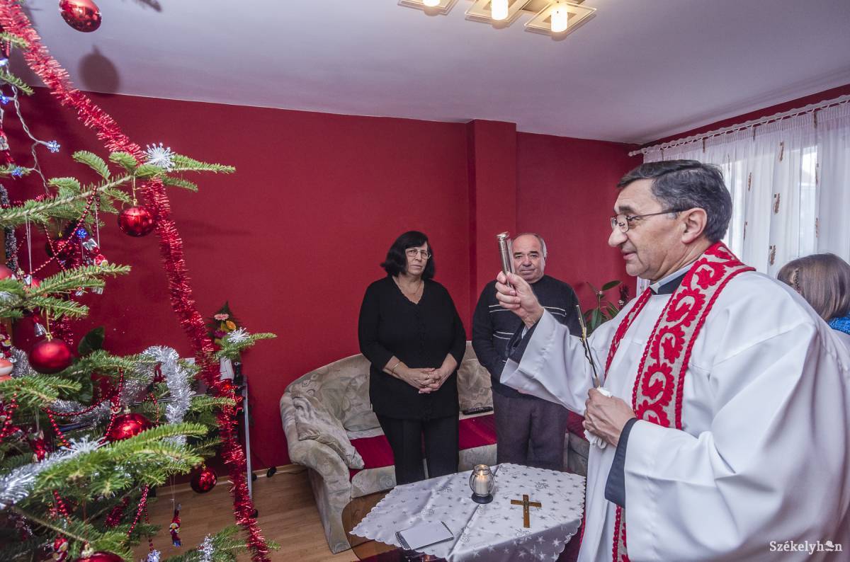 Házszentelés: a csíkszeredai papság a megszokott lebonyolítás mellett döntött