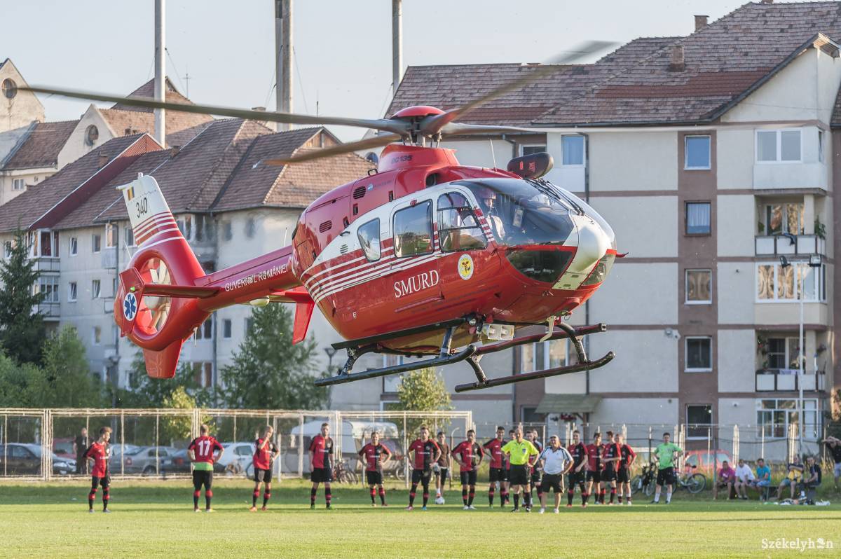 Aszfaltoznak, hogy ne a focipályára kelljen leszálljon a mentőhelikopter