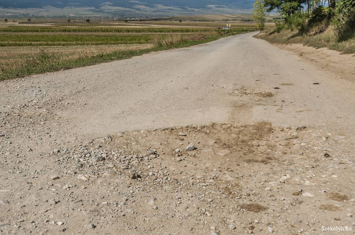 Kövezés, ároktisztítás, útpadkajavítás a gyergyószéki megyei utakon