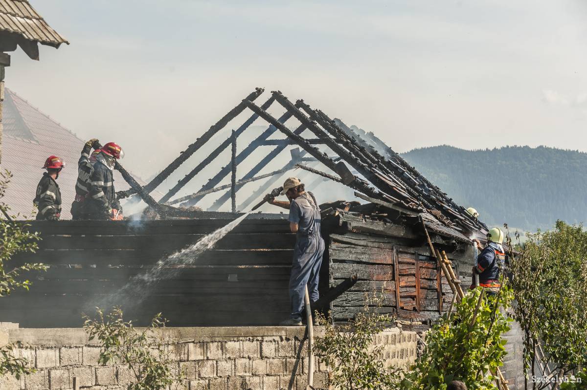 Lángok martalékává vált egy csűr tetőszerkezete Újtusnádon