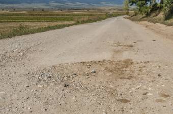 Kövezés, ároktisztítás, útpadkajavítás a gyergyószéki megyei utakon