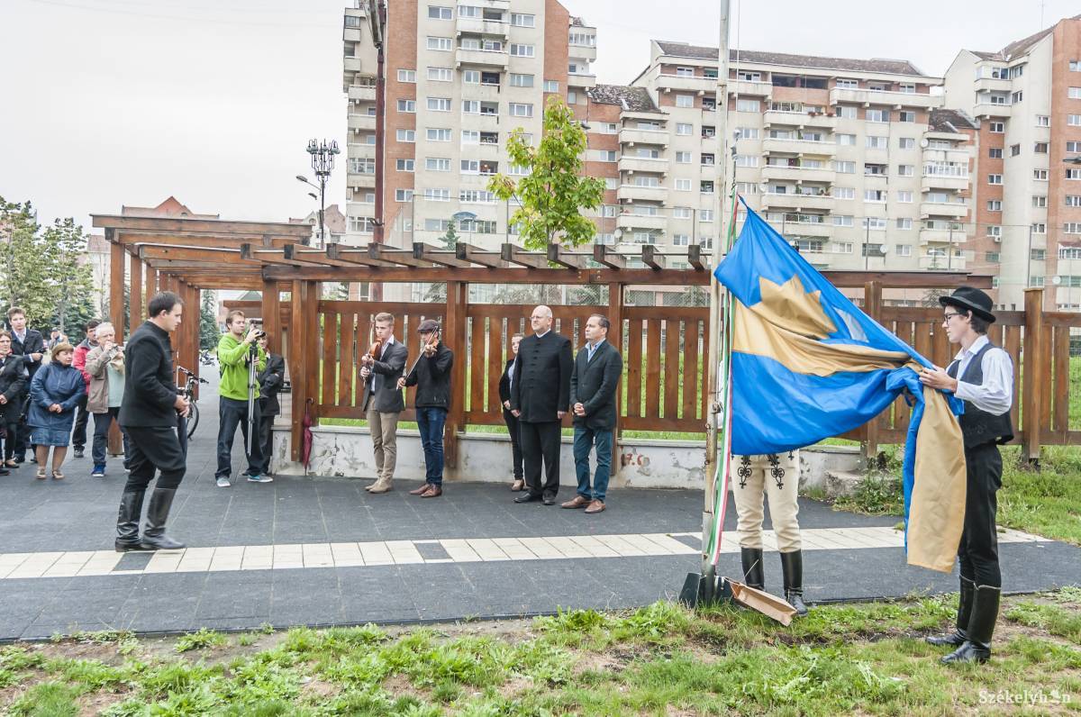 Jogerős ítételben tiltják Csíkszeredában a székely zászlót
