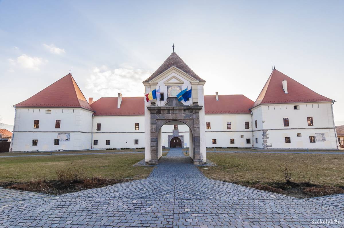Kivetítik a magyar-román focimeccset a Mikó-várban