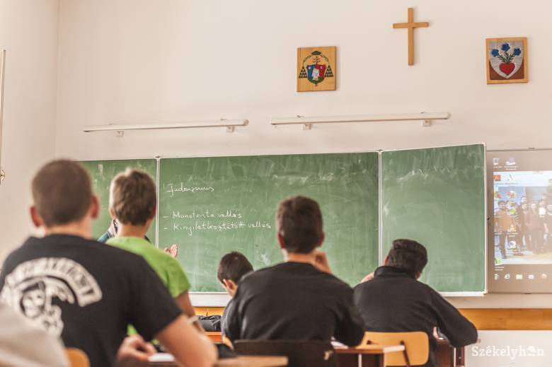 Közoktatási törvénytervezet: hittanból is érettségizhetnek a humán osztályok diákjai