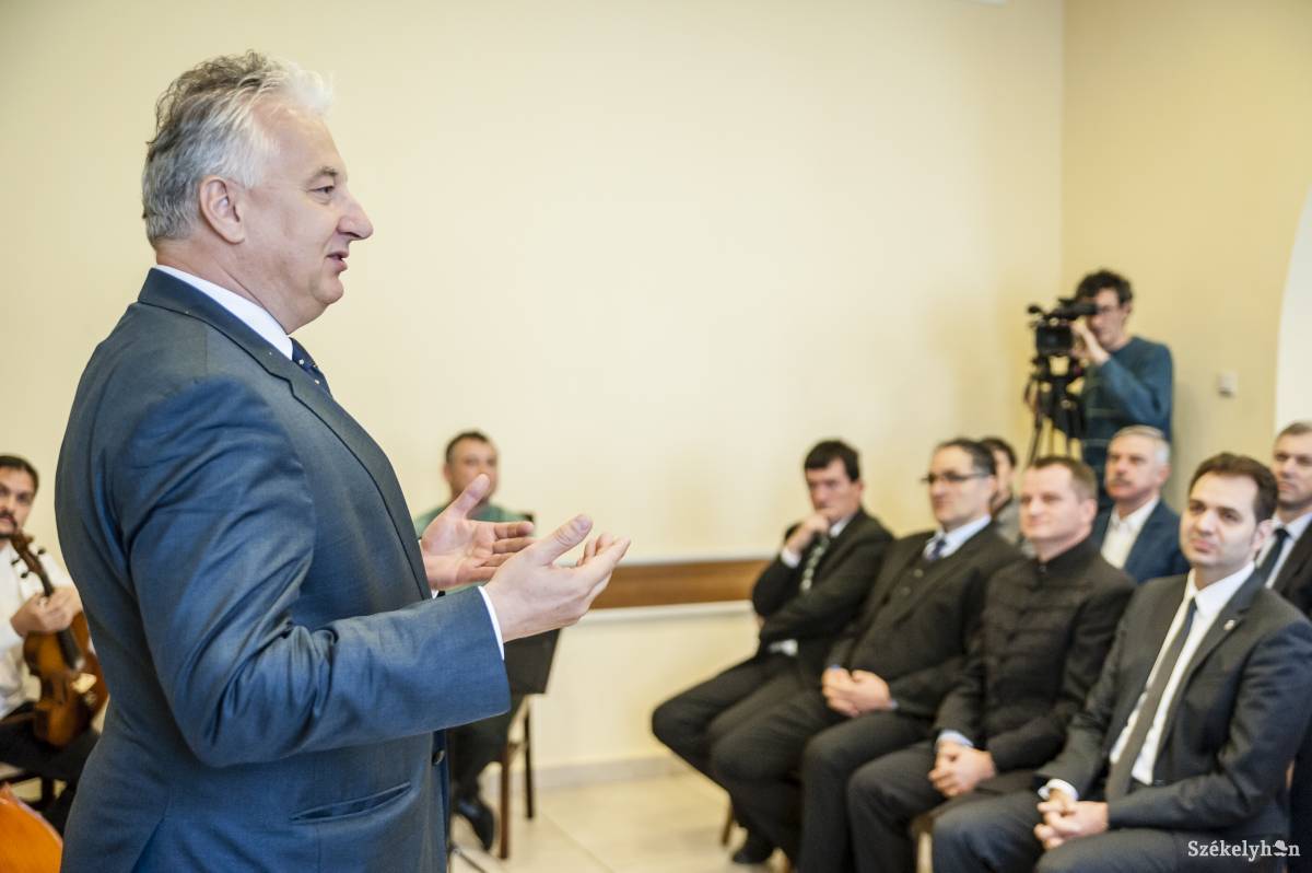 Semjén Zsolt adta át a Külhoni Magyarságért Díjat négy erdélyi városvezetőnek